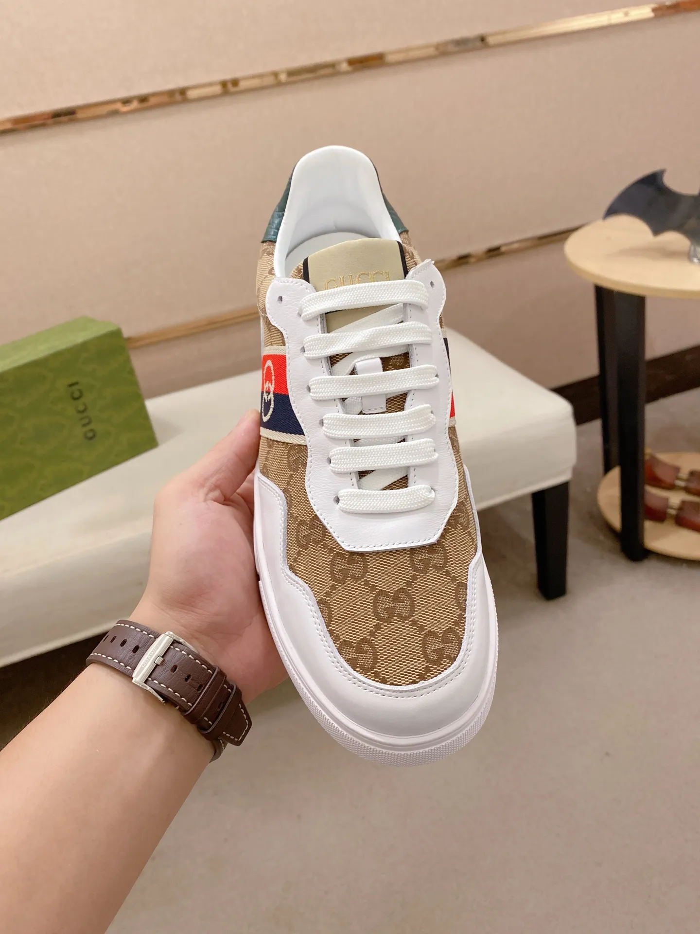 Factory price: 400💰 (GUCCI) The latest model from the official website 🎁🎁Casual and fashionable men's shoes👟, hot style💥The version is simple and elegant, exclusive for trendy men. Unique latest brand elements from the official website👑Original decoration, fashionable and generous, the fabric is original cowhide ✅Sheepskin lining, the official website specifies wear-resistant casual outsole, the classic model is taken in kind at the counter🎬38-44 (45 is not returned or exchanged when customized)